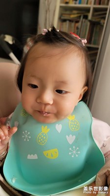 吃飯的小姑娘