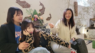 初夏少女與農(nóng)家小別館