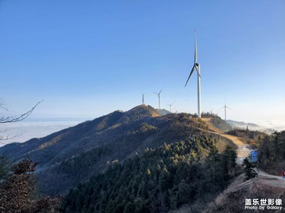 老家山頂?shù)娘L力發(fā)電機組
