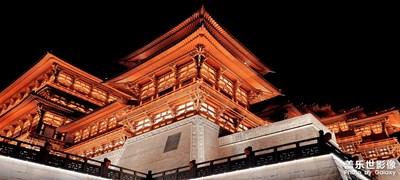 玉樓金闕慵?xì)w去，且插梅花醉洛陽(yáng)