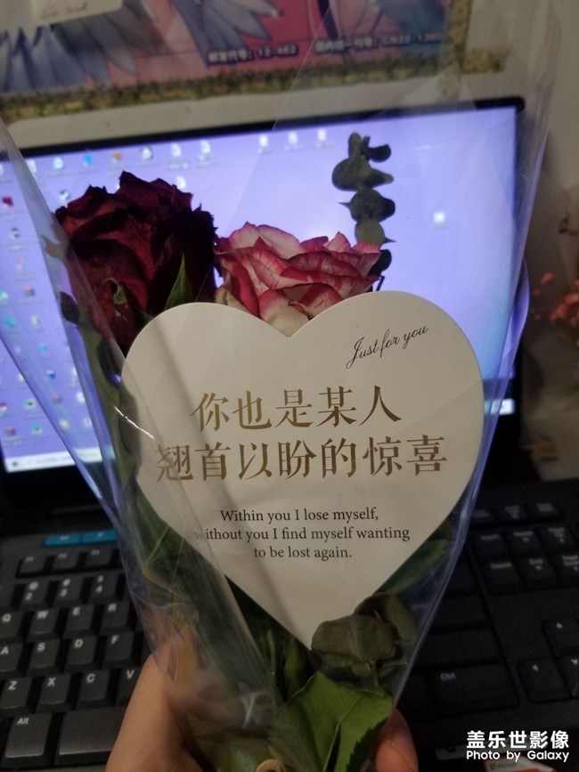 但凡有個(gè)對(duì)象也不至于自己買花花送給自己