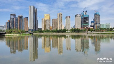 感受家周圍的變化，今天天氣這么好，順著河邊走一走