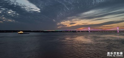 江邊走一走