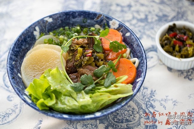 店里一碗超級(jí)牛肉面八十，不夠塞牙縫，這也八十，牛肉管飽