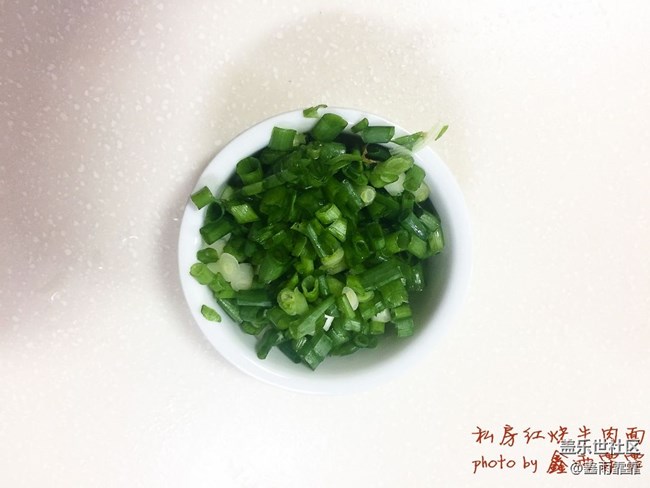 店里一碗超級(jí)牛肉面八十，不夠塞牙縫，這也八十，牛肉管飽