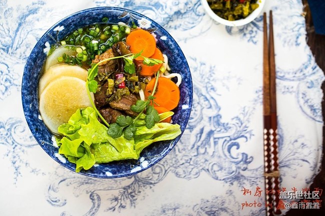 店里一碗超級(jí)牛肉面八十，不夠塞牙縫，這也八十，牛肉管飽