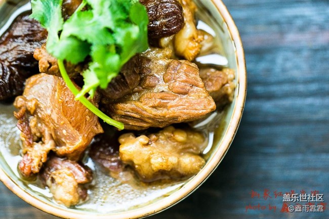 店里一碗超級(jí)牛肉面八十，不夠塞牙縫，這也八十，牛肉管飽