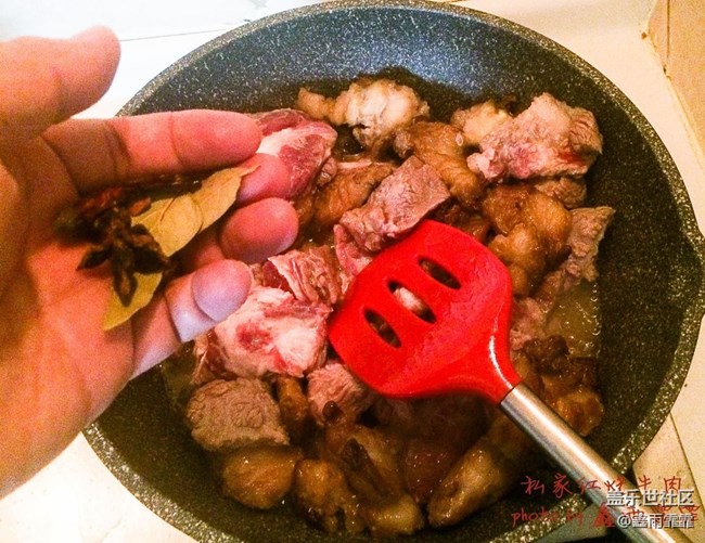 店里一碗超級(jí)牛肉面八十，不夠塞牙縫，這也八十，牛肉管飽