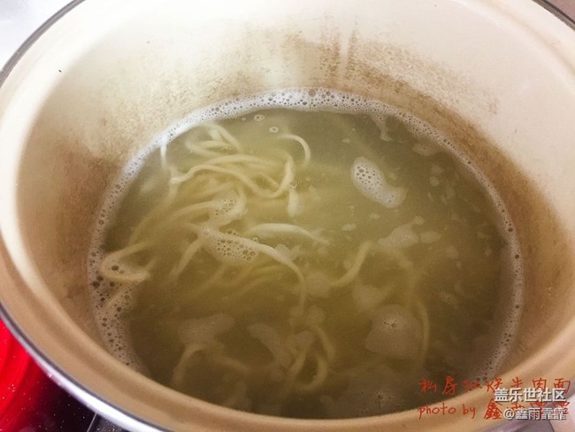 店里一碗超級(jí)牛肉面八十，不夠塞牙縫，這也八十，牛肉管飽