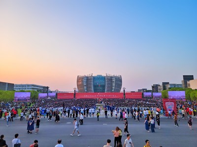 【留住精彩】+萬人畢業(yè)典禮