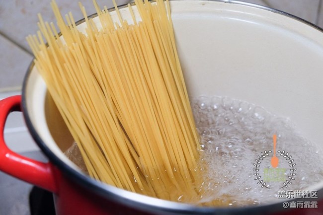 海鮮意面非同凡響，葷素搭配，鮮香可口，家人經常點名要求吃