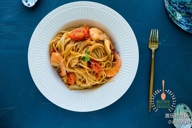 海鮮意面非同凡響，葷素搭配，鮮香可口，家人經常點名要求吃