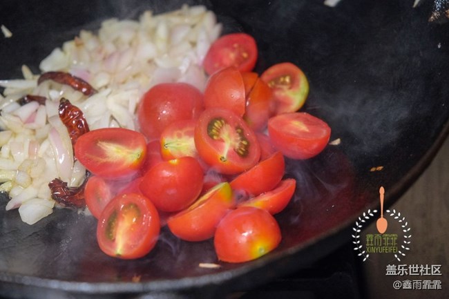 海鮮意面非同凡響，葷素搭配，鮮香可口，家人經常點名要求吃