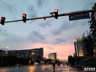 雨后街景，夢幻的天空