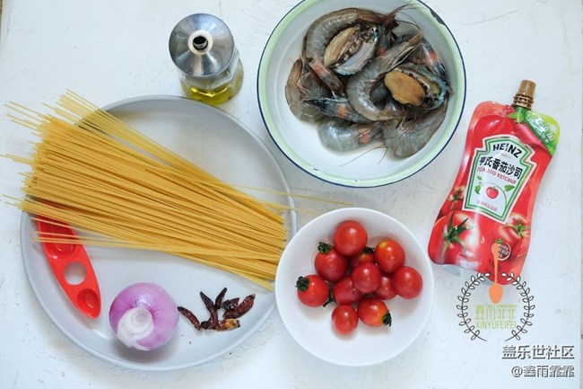 海鮮意面非同凡響，葷素搭配，鮮香可口，家人經常點名要求吃