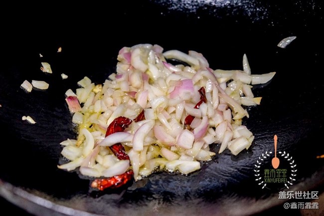 海鮮意面非同凡響，葷素搭配，鮮香可口，家人經常點名要求吃