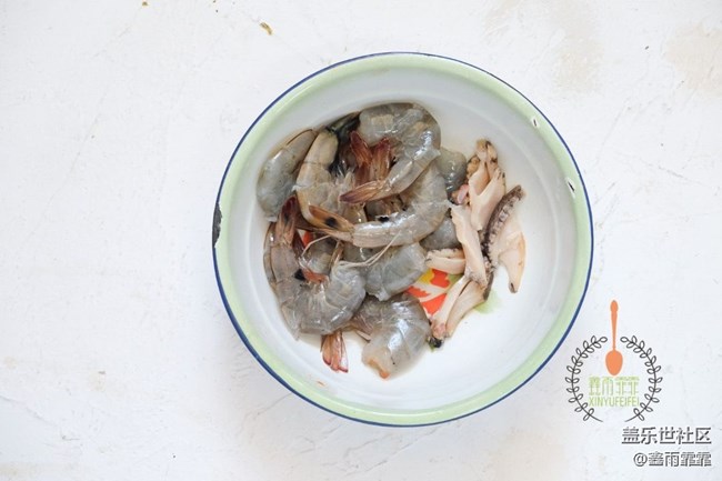 海鮮意面非同凡響，葷素搭配，鮮香可口，家人經常點名要求吃