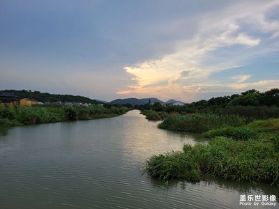 炎炎夏日，難得的藍(lán)天白云。