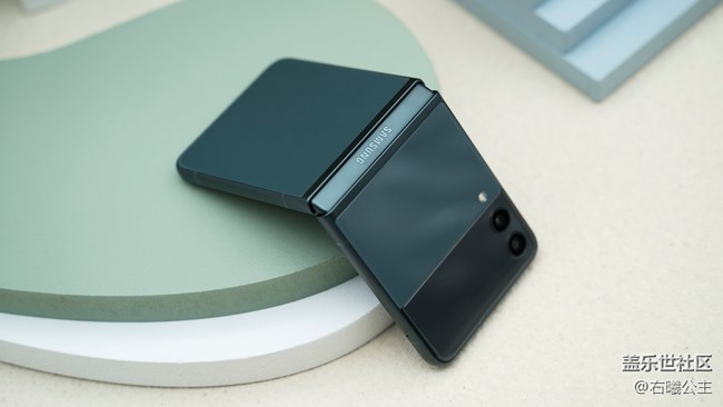 彰顯品位的時(shí)尚單品 三星Galaxy Z Flip3 5G美圖賞 彰顯品位的時(shí)尚單品 三星Galaxy Z Flip3 5G美圖賞