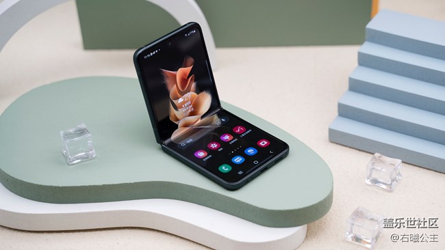 彰顯品位的時(shí)尚單品 三星Galaxy Z Flip3 5G美圖賞 彰顯品位的時(shí)尚單品 三星Galaxy Z Flip3 5G美圖賞