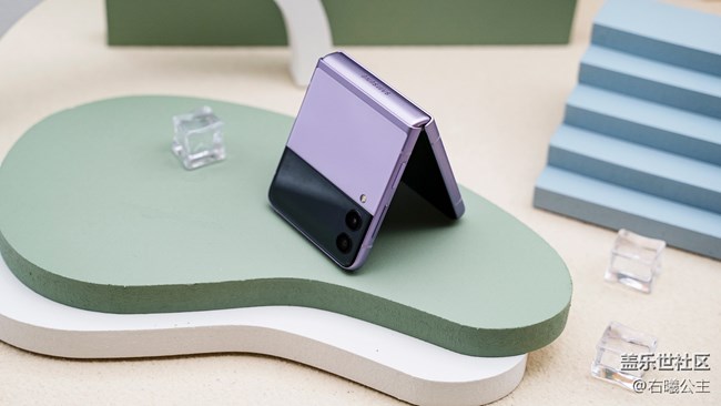 彰顯品位的時(shí)尚單品 三星Galaxy Z Flip3 5G美圖賞 彰顯品位的時(shí)尚單品 三星Galaxy Z Flip3 5G美圖賞