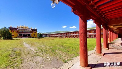 高原藍下的藏式建筑！
