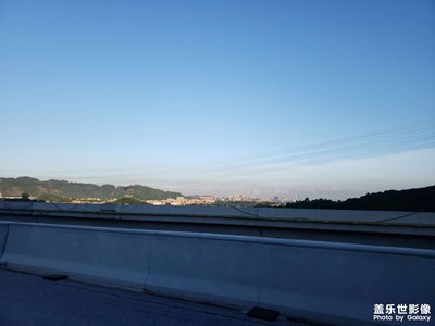 火紅的太陽剛出山啊……