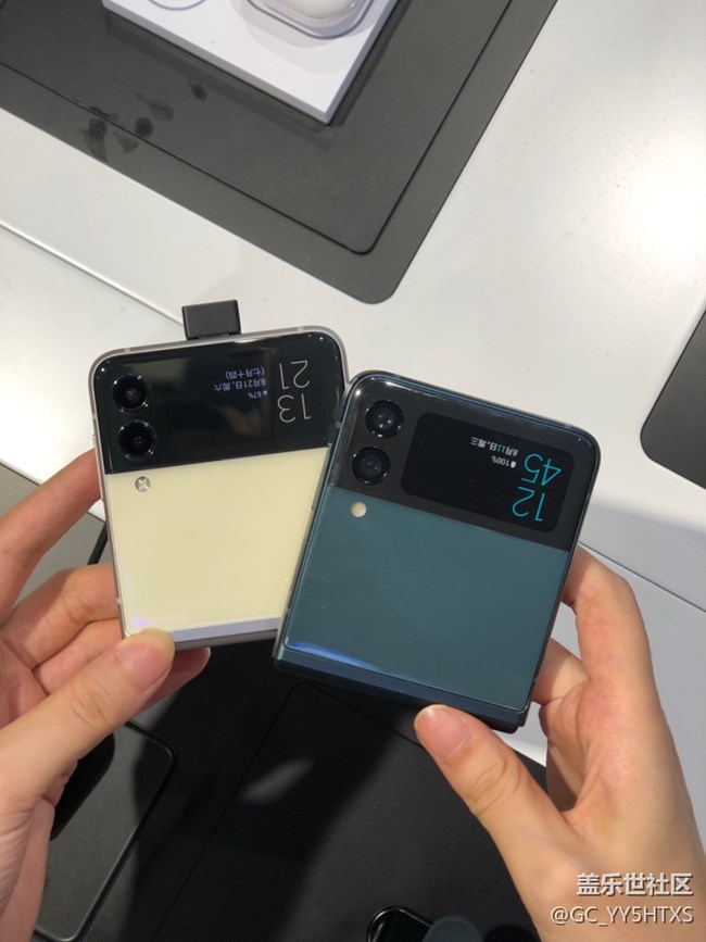 三星快閃店打卡?? 精致時(shí)尚單品！三星新款折疊手機(jī)