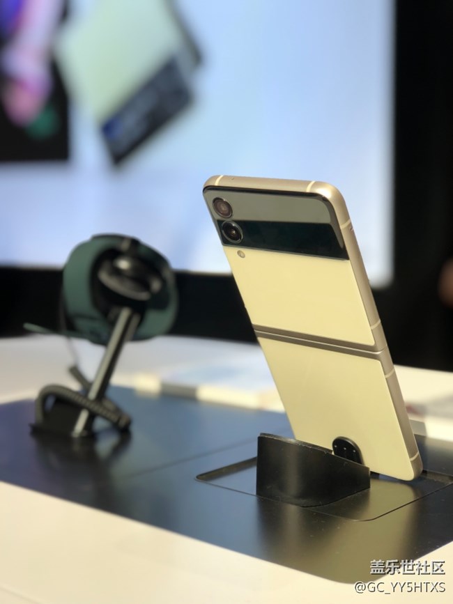 #三星快閃店打卡??精致時尚單品！三星新款折疊手機