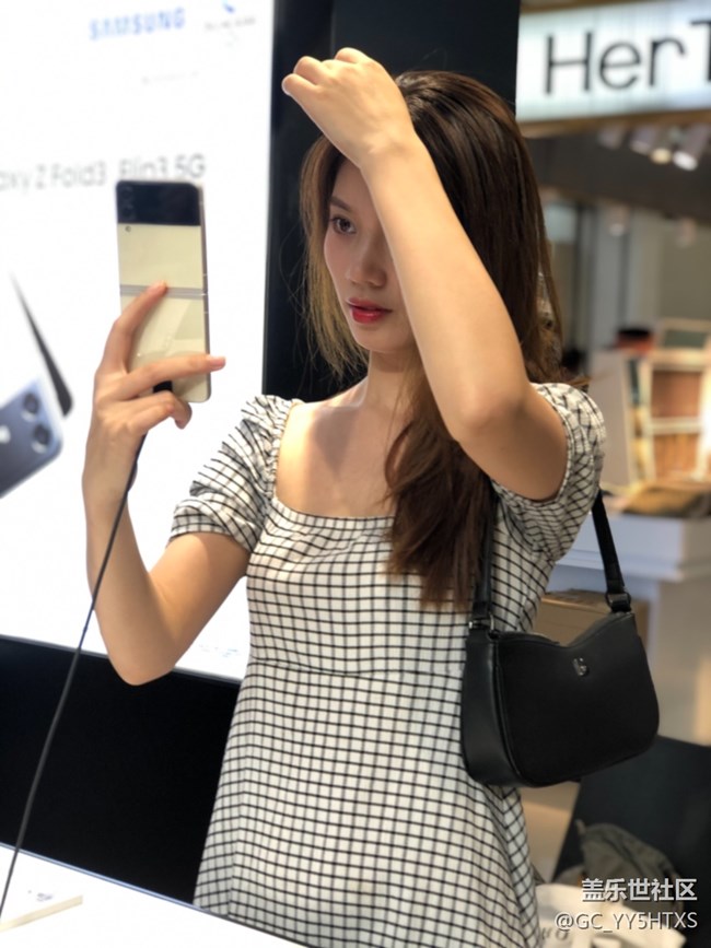 三星快閃店打卡?? 精致時(shí)尚單品！三星新款折疊手機(jī)