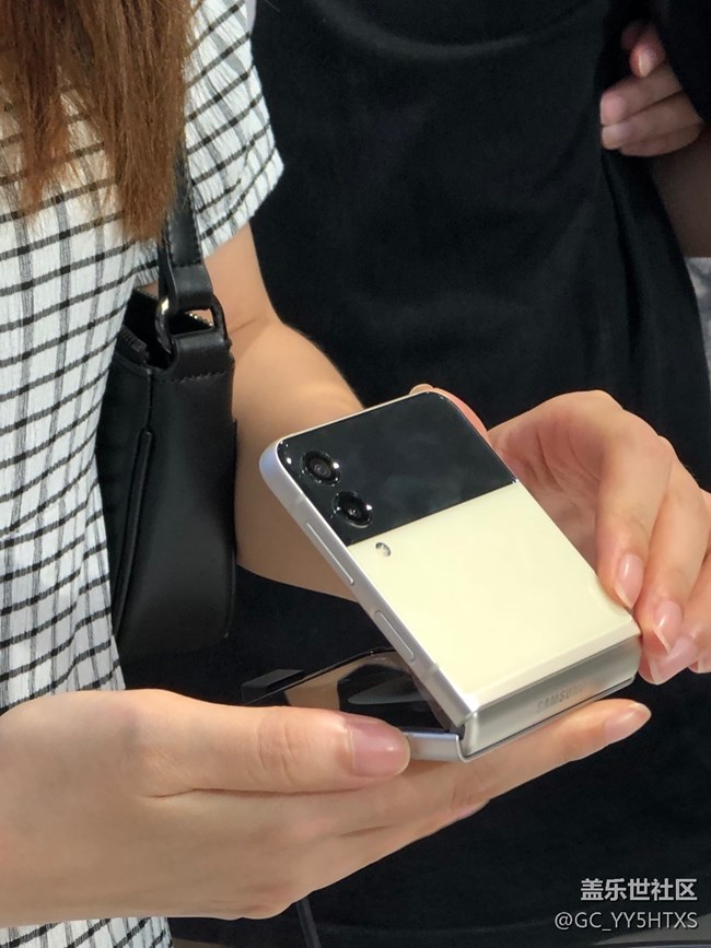 #三星快閃店打卡??精致時尚單品！三星新款折疊手機