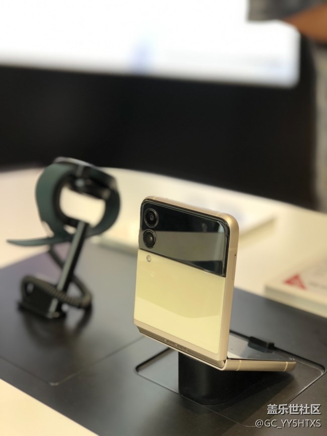 三星快閃店打卡?? 精致時(shí)尚單品！三星新款折疊手機(jī)