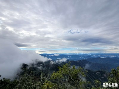 雨后，云霧消散，群山初現(xiàn)