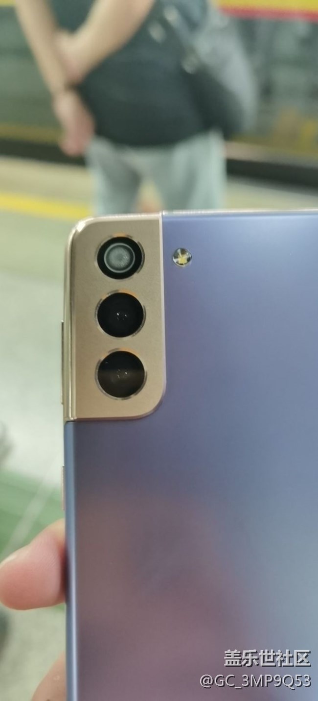 手機(jī)鏡頭進(jìn)水有水霧