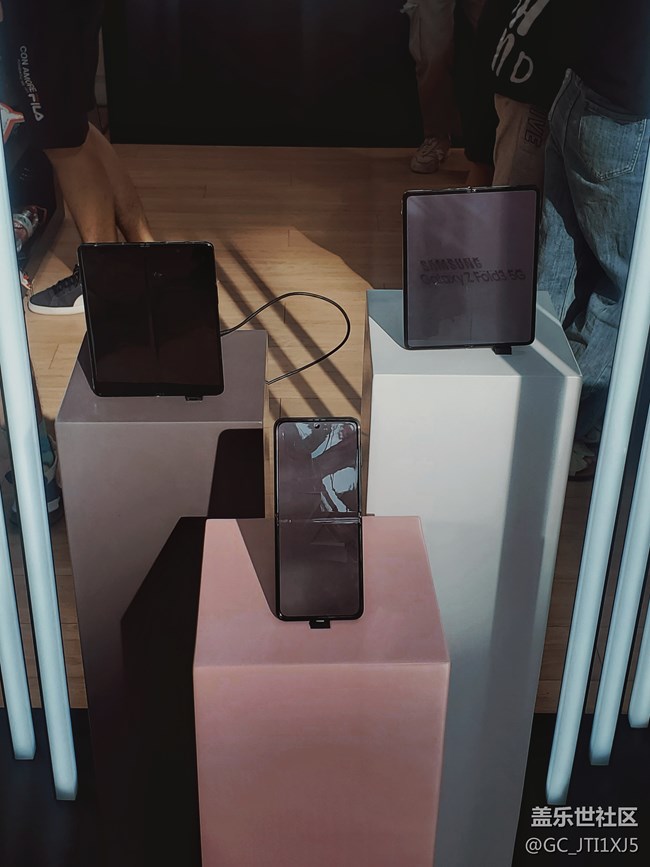 #三星快閃店打卡# 三星Z系列第三代折疊機(jī) 引領(lǐng)手機(jī)新時(shí)尚 #三星快閃店打卡# 三星Z系列第三代折疊機(jī) 引領(lǐng)手機(jī)新時(shí)尚