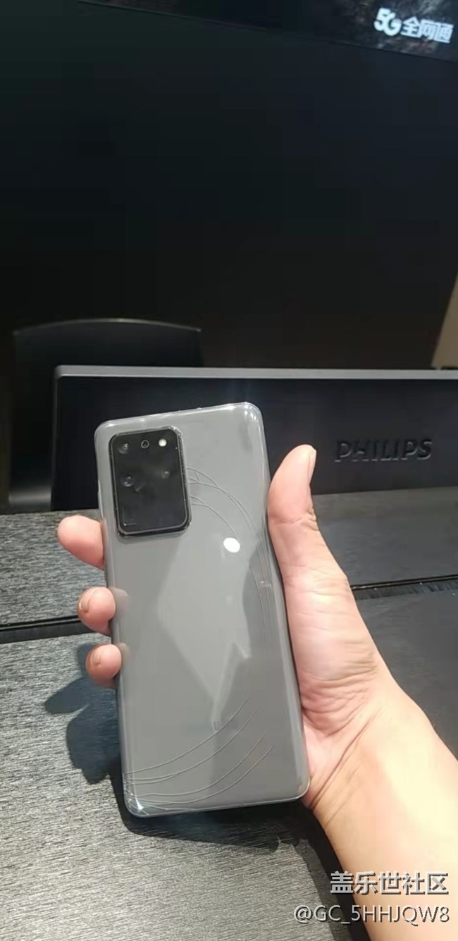 哎 我的原裝手機套暴擊了我的手機 求手機套達人進來 真心求