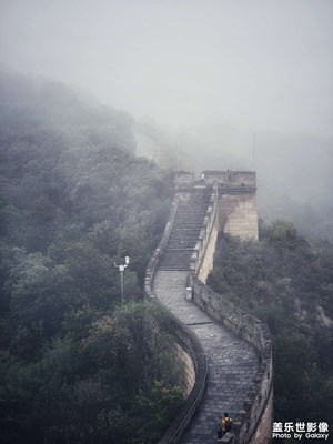 霧氣下的八達(dá)嶺長城