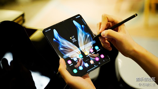 三星W22 5G “尊貴”身份，從何而來(lái)？