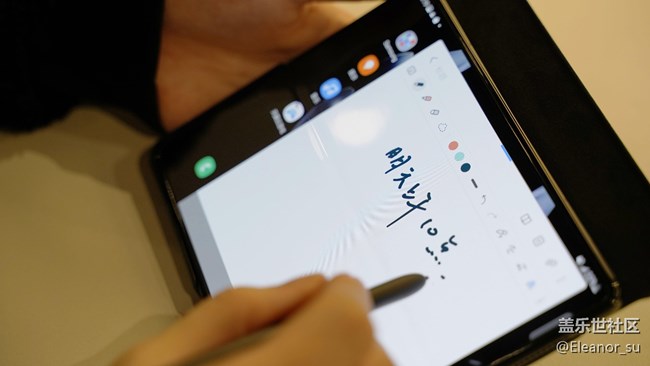 三星W22 5G專屬S Pen：高級(jí)質(zhì)感，帶你書寫優(yōu)雅