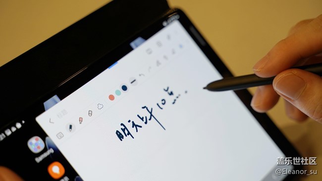 三星W22 5G專屬S Pen：高級(jí)質(zhì)感，帶你書寫優(yōu)雅