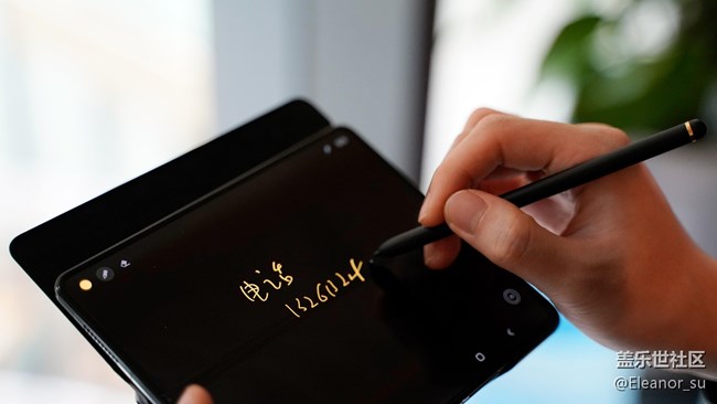 三星W22 5G專屬S Pen：高級(jí)質(zhì)感，帶你書寫優(yōu)雅