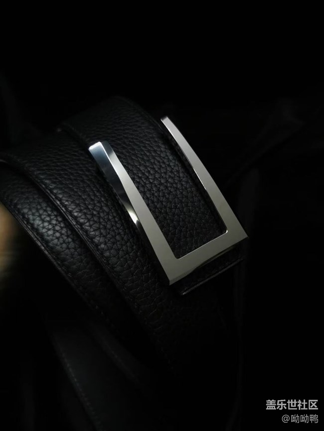 簡單的黑白灰＋皮子的黑金屬的白