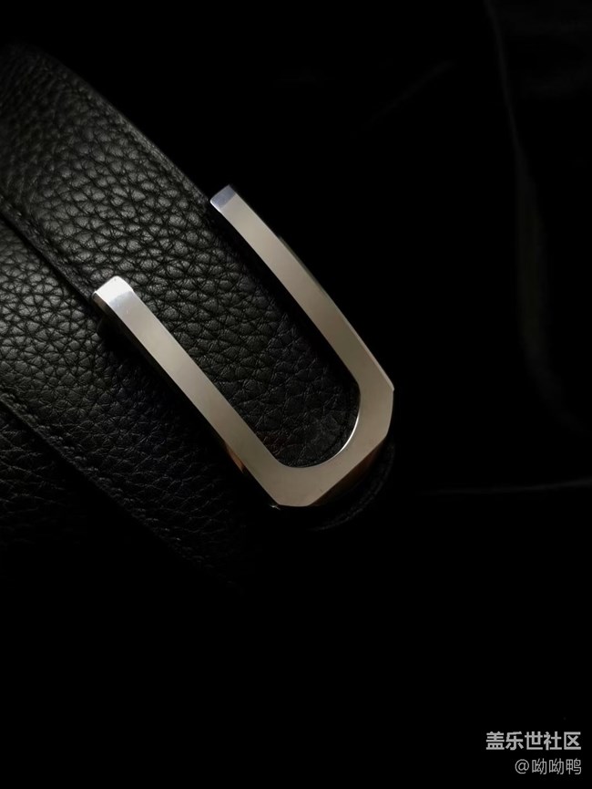 簡單的黑白灰＋皮子的黑金屬的白