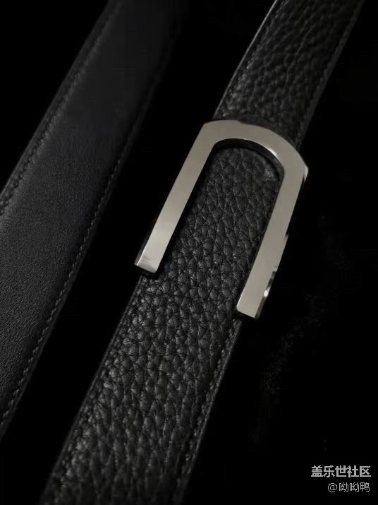 簡單的黑白灰＋皮子的黑金屬的白