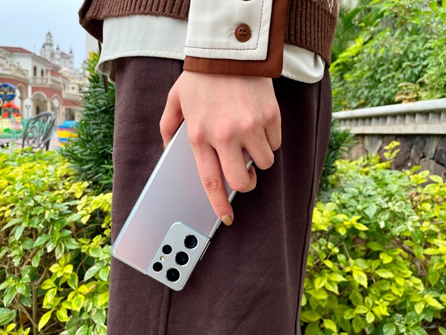 地上撿到一臺手機(jī)