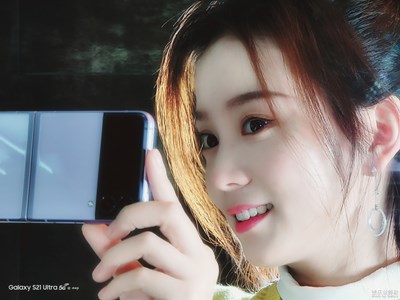 Galaxy S21 Ultra 5G  妹子與“粉餅盒”