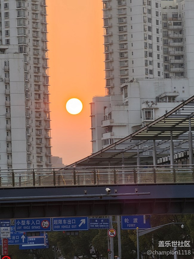 路邊隨手拍了一張日落，效果不錯。