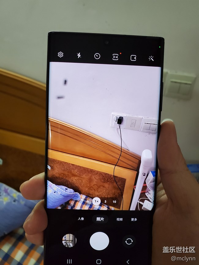 預(yù)售的S22U剛拆封，開機后發(fā)現(xiàn)攝像頭就有兩條黑點，慘啊