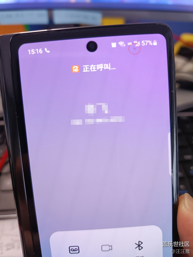 fold 2 打電話時(shí) 外屏右上角有個(gè)小亮點(diǎn)在閃爍