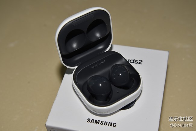 Galaxy Buds2，一對(duì)漂亮的小不點(diǎn)